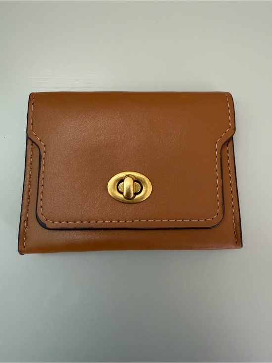 Handbags - Classic Tan Leather Turn-Lock Wallet
